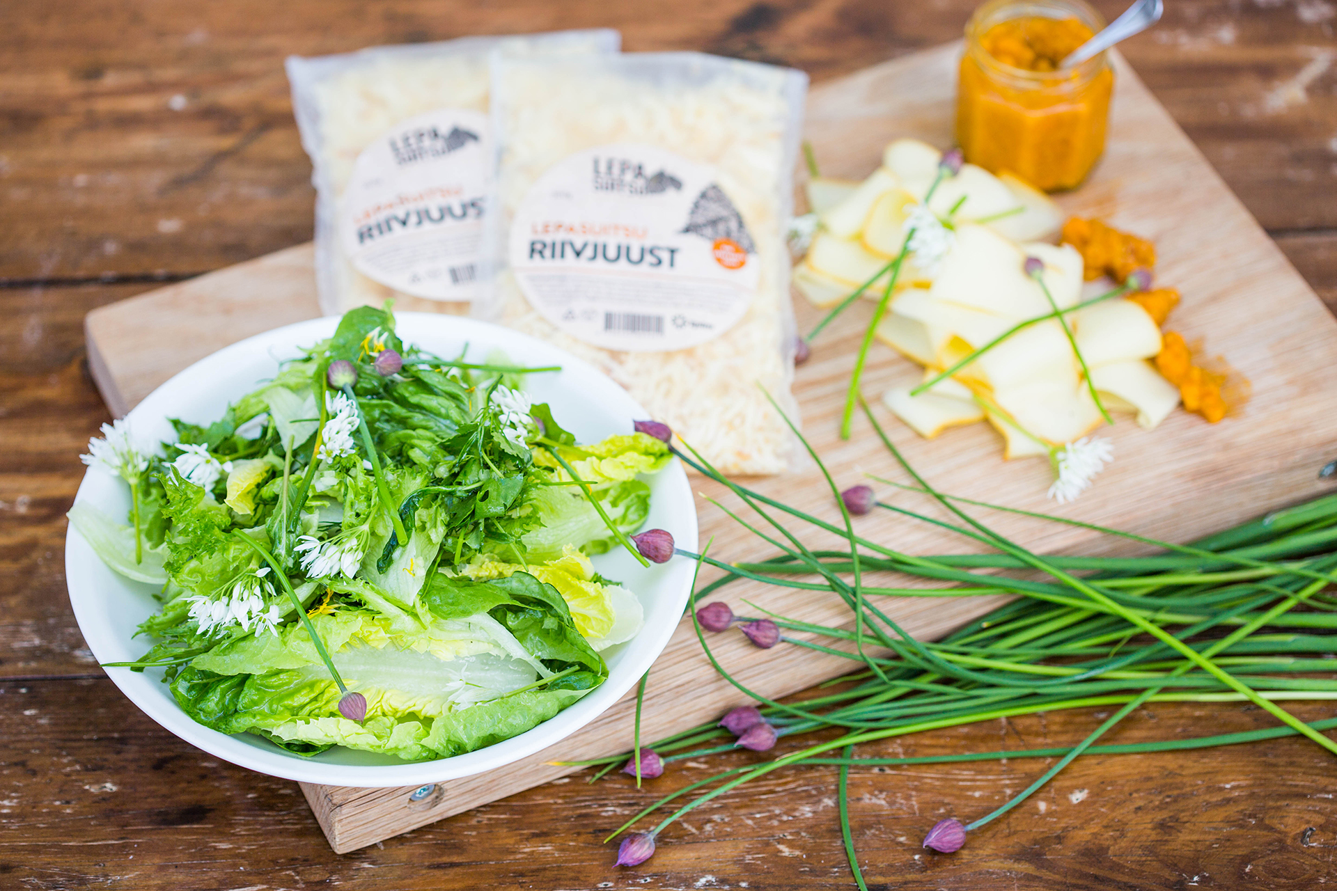 Fresh salad with alder smoke cheese and rhubarb sauce : E-piim